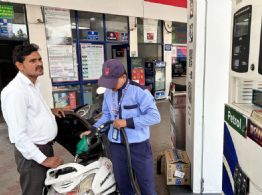 India sube el precio del combustible mientras la crisis energética mundial presiona su economía