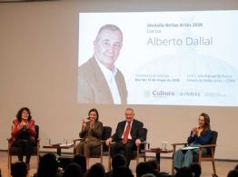 Alberto Dallal, reconocido especialista de danza, recibió la Medalla Bellas Artes