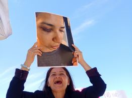 Madre exige a autoridades investigar feminicidio de su hija; Fiscalía lo considera suicidio