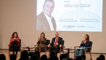 Alberto Dallal, reconocido especialista de danza, recibió la Medalla Bellas Artes