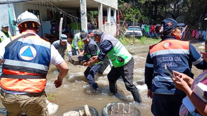 Megafuga de agua afecta 25 viviendas en los límites de Xochimilco y Tlalpan