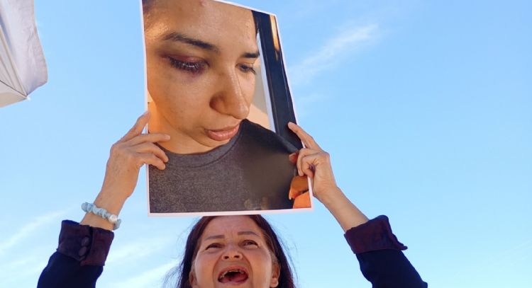 Madre exige a autoridades investigar feminicidio de su hija; Fiscalía lo considera suicidio