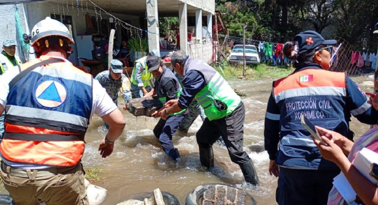 Megafuga de agua afecta 25 viviendas en los límites de Xochimilco y Tlalpan