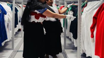 Denuncian abuso laboral y atropello a la cultura indígena en colección de Adidas para la Selección
