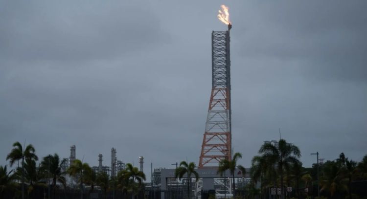 Refinería en Dos Bocas opera con normalidad tras flamazo: Pemex