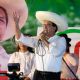 Un izquierdista sorprende y se cuela a la segunda vuelta electoral en Perú