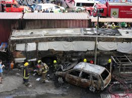 Tren choca contra autobús en cruce ferroviario de Bangkok; hay al menos 8 muertos