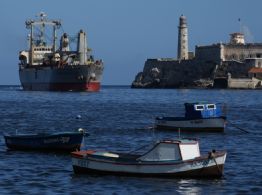 Buque comercial con ayuda de México y Uruguay arriba a La Habana