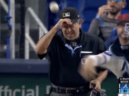 Umpire Alfonso Márquez sale en la segunda entrada de Bravos-Marlins tras recibir pelotazo (Video)