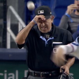 Umpire Alfonso Márquez sale en la segunda entrada de Bravos-Marlins tras recibir pelotazo (Video)