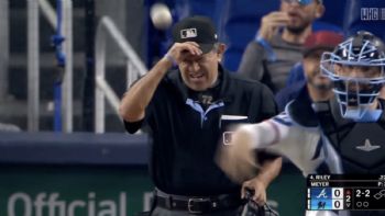 Umpire Alfonso Márquez sale en la segunda entrada de Bravos-Marlins tras recibir pelotazo (Video)