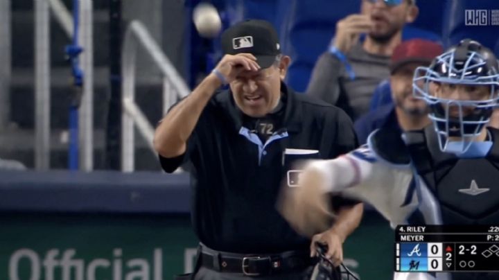 Umpire Alfonso Márquez sale en la segunda entrada de Bravos-Marlins tras recibir pelotazo (Video)