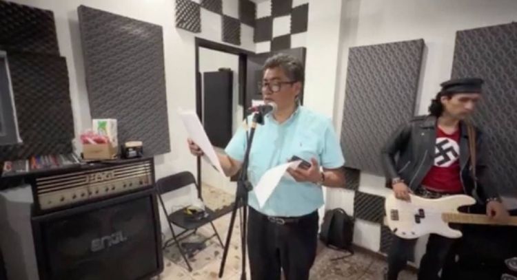 Saúl Monreal sube video cantando "Agujetas de color de rosa" con músico que usa símbolo nazi