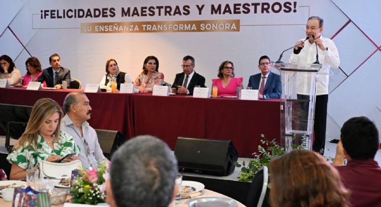 Gobernador Durazo reconoce vocación transformadora de las maestras y maestros en su día