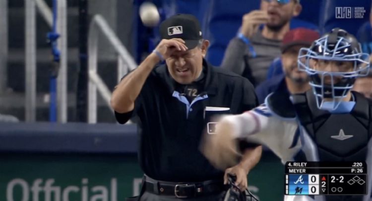 Umpire Alfonso Márquez sale en la segunda entrada de Bravos-Marlins tras recibir pelotazo (Video)