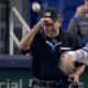 Umpire Alfonso Márquez sale en la segunda entrada de Bravos-Marlins tras recibir pelotazo (Video)