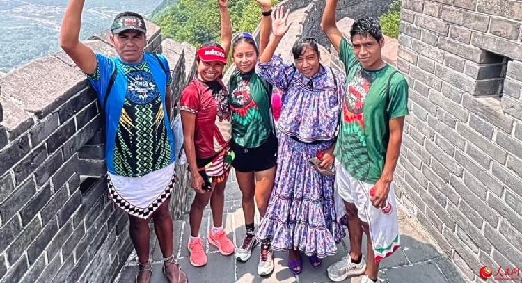 Atletas indígenas mexicanos ganan el oro, plata y bronce en el 23 Maratón de la Muralla China