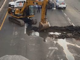 Bloquean por socavón la carretera 45 en el sentido Silao-León en Guanajuato