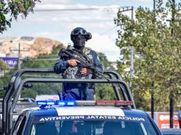 Enfrentamiento entre policías y civiles armados deja dos muertos; bloquean carreteras