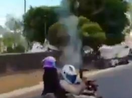 Motociclista dispara ametralladora frente a instalaciones de la FGR (Video)
