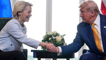 UE acepta con condiciones aplicar el pacto arancelario con EU y esquiva la última amenaza de Trump