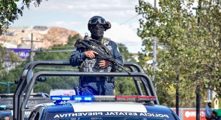 Enfrentamiento entre policías y civiles armados deja dos muertos; bloquean carreteras