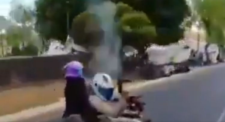 Motociclista dispara ametralladora frente a instalaciones de la FGR (Video)