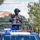 Enfrentamiento entre policías y civiles armados deja dos muertos; bloquean carreteras