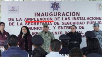 Alcaldesa de Cadereyta acusa “clasismo” tras ser criticada por pifia ortográfica en acto oficial