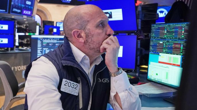 Wall Street baja tras un repunte de los precios del petróleo