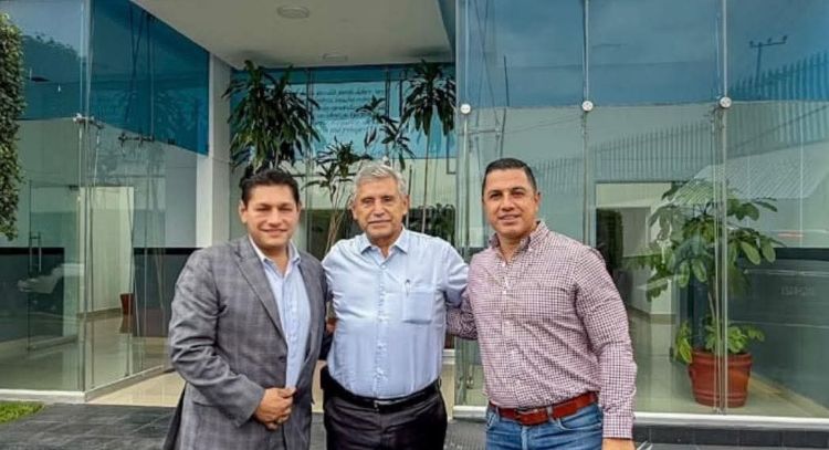 Alcalde de Cuautla prófugo estuvo en evento con la policía antes revelarse vínculos con el narco