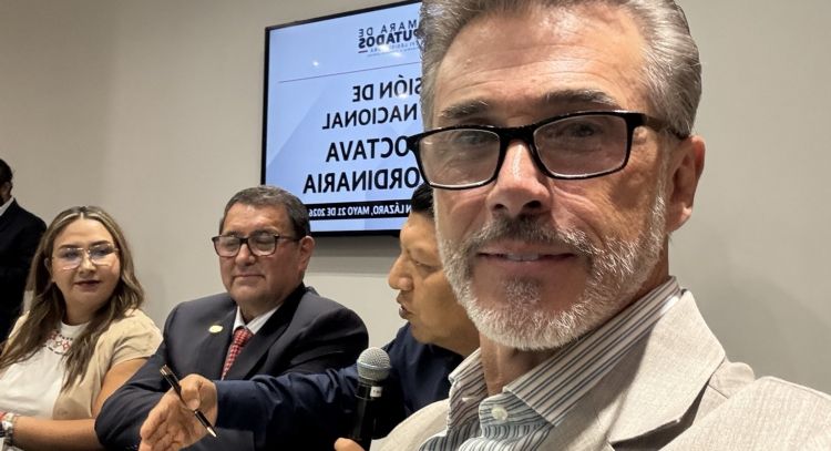 Aunque renunció a Morena, Sergio Mayer participa en la bancada oficialista