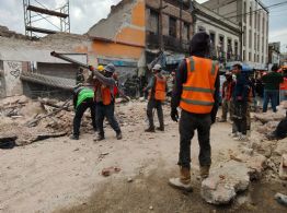 Se desploma una barda sobre un microbús en el Centro Histórico; hay 4 heridos