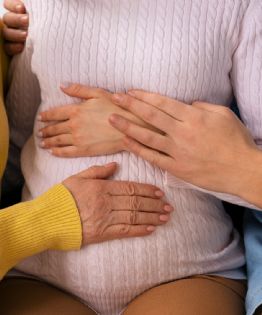 Turismo reproductivo: Vacíos legales desatan disputas por incertidumbre sobre quién es la madre