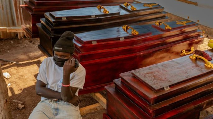 Congo suspende velatorios durante el brote de ébola, mientras la OMS eleva la evaluación de riesgos