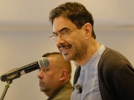 El izquierdista Cepeda lidera todos los sondeos de la primera vuelta presidencial en Colombia