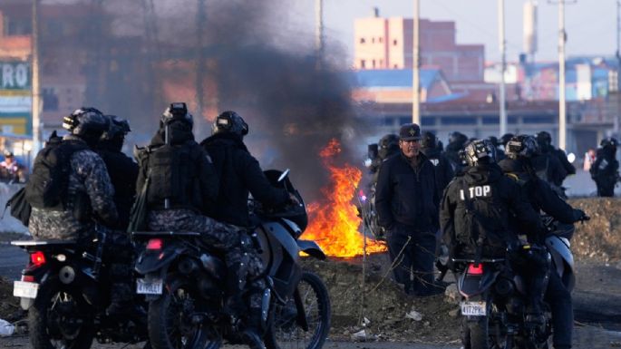 Policías y militares intentan despejar ruta a La Paz, aislada por 23 días de protestas en Bolivia