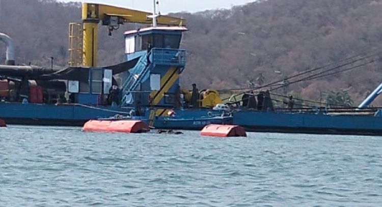 Sin permisos, inicia el dragado de la Laguna de Cuyatlán, en Manzanillo
