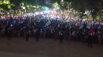 Aficionados de Cruz Azul se reúnen en el Ángel de la Independencia para celebrar la décima (Video)