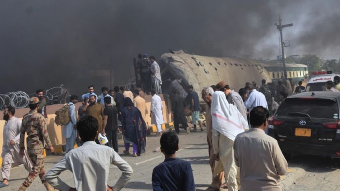 Atentado suicida cerca de una vía férrea en Pakistán deja al menos 23 muertos y más de 70 heridos