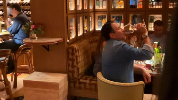 “Empinando el codo”: exhiben al senador Miguel Ángel Yunes Márquez en bar de lujo en Madrid
