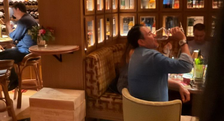 “Empinando el codo”: exhiben al senador Miguel Ángel Yunes Márquez en bar de lujo en Madrid