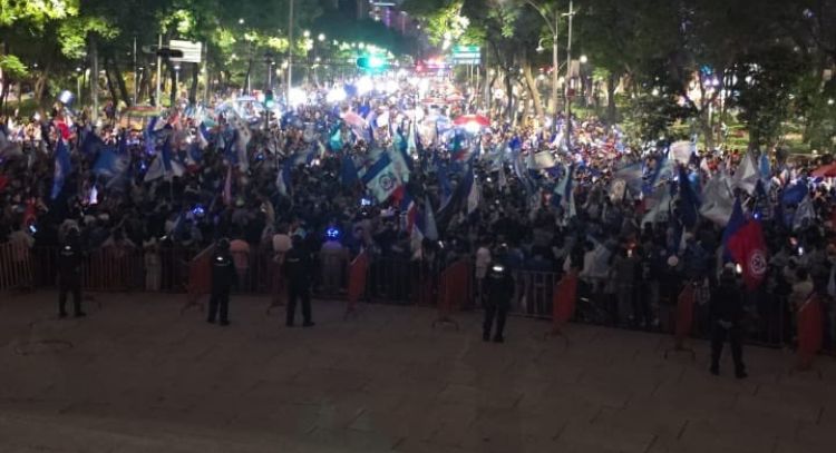 Aficionados de Cruz Azul se reúnen en el Ángel de la Independencia para celebrar la décima (Video)