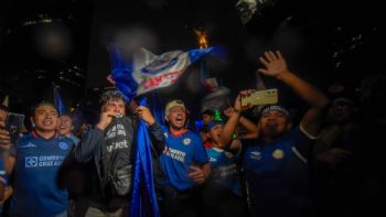 Aficionados de Cruz Azul se reúnen en el Ángel de la Independencia para celebrar la décima (Video)