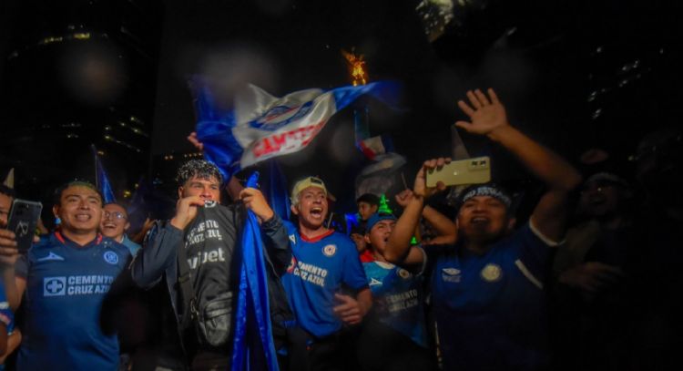 Aficionados de Cruz Azul se reúnen en el Ángel de la Independencia para celebrar la décima (Video)