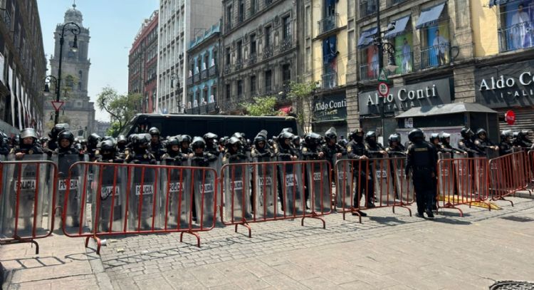 Blindan alrededores del Zócalo capitalino ante marcha de la CNTE