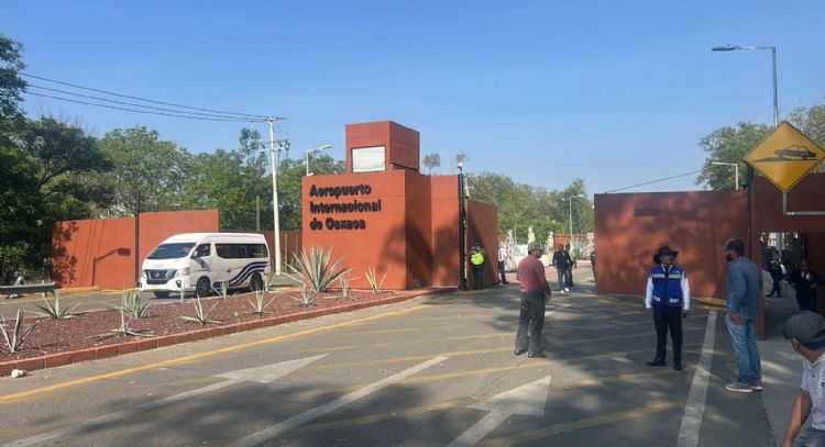 Sección 22 de la CNTE bloquea acceso a Aeropuerto de Oaxaca y a planta de Pemex