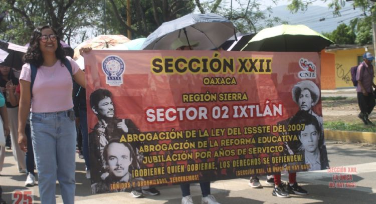 Maestros de la Sección 22 del SNTE estallan huelga e instalan plantón en Oaxaca