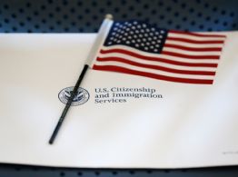 La nueva medida migratoria de Trump complica el camino hacia la green card