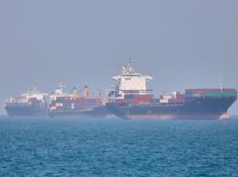 Kuwait enfrenta ataque con misiles mientras se tambalea la tregua en la guerra contra Irán
